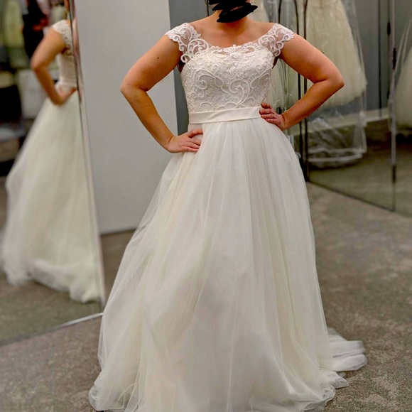 David’s Bridal Tulle Wedding Dress with Lace Illusion Neckline - Picture 13 of 14